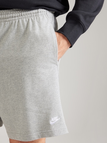 Loosefit Pantalon 'Club' Nike Sportswear en gris