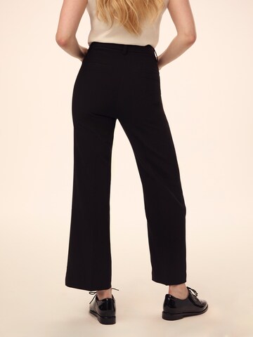 Daahls by Emma Roberts exclusively for ABOUT YOU Широкий Плиссированные брюки 'Kora' в Черный