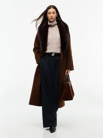 TOMMY HILFIGER Tussenmantel in Bruin: voorkant