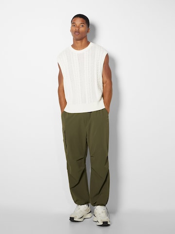 Bershka Tapered Hose in Grün