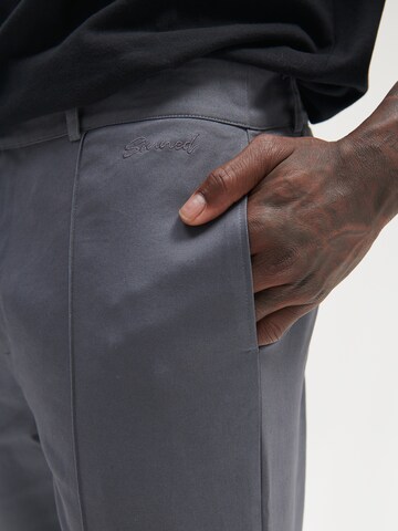 Coupe slim Pantalon chino 'Phil' Sinned x ABOUT YOU en gris