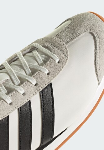 ADIDAS SPORTSWEAR - Sapatilhas baixas 'Runvista' em branco