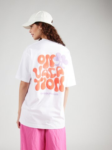 T-Shirt 'Goodlife Club' On Vacation Club en blanc : devant