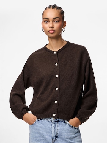 PIECES Strickjacke in Braun: Vorderseite