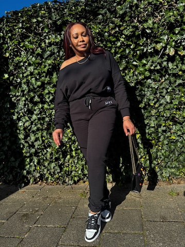 Mowi Fit Joggingpak 'Off-Shoulder Joggingpak' in Zwart