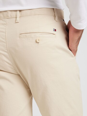 TOMMY HILFIGER Slimfit Chino kalhoty 'BLEECKER ESSENTIAL' – béžová