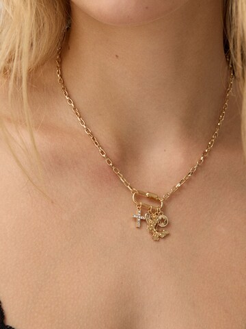 Collana di Bershka in oro: frontale
