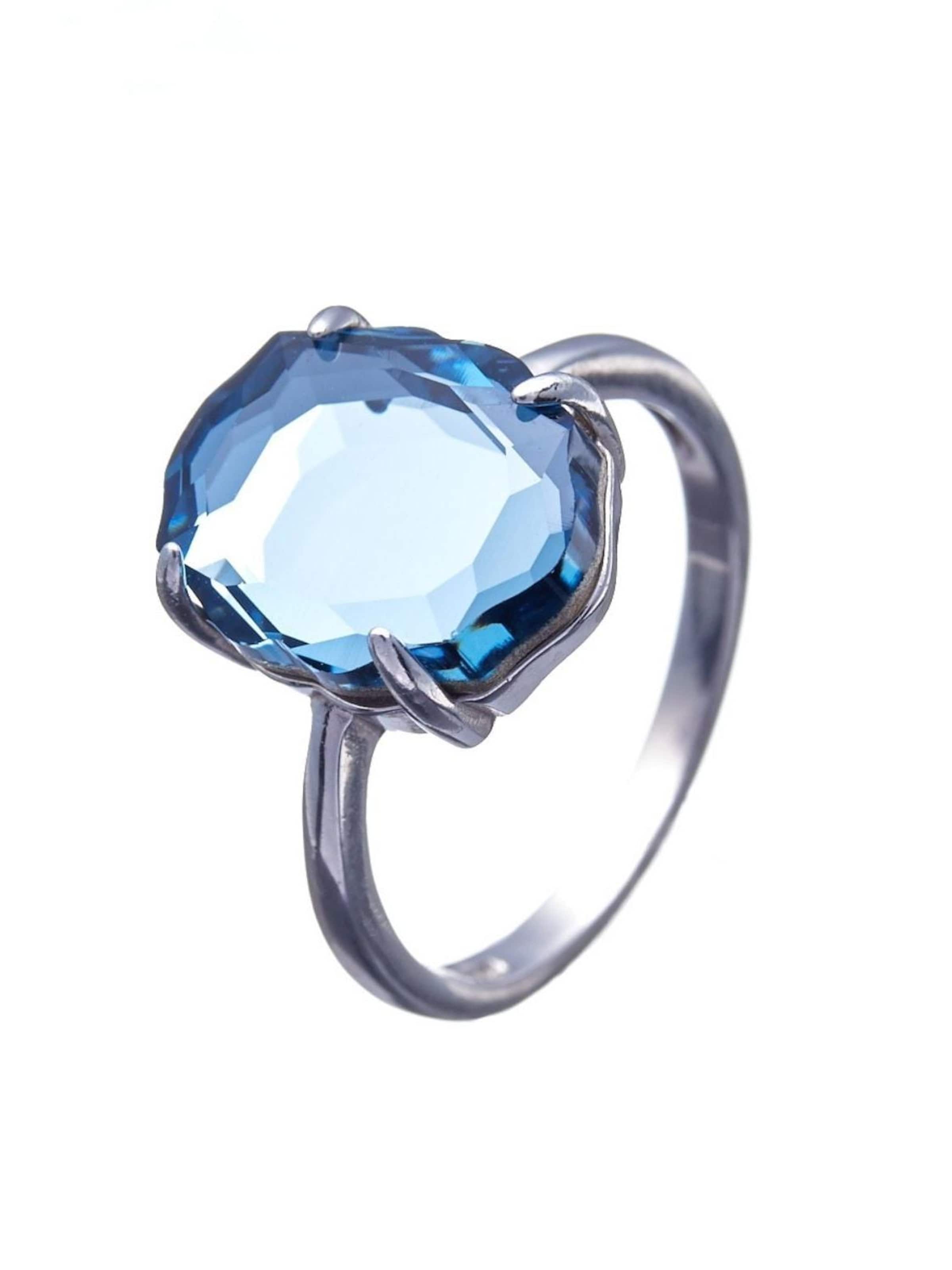 THE GEM STORIES JEWELRY - Anillo 'Denim Blue Baroque Ring - Rhodium' en azul: frente