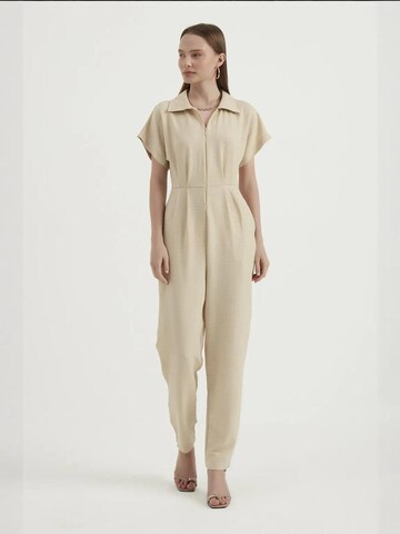 Hiccup Jumpsuit in Beige: Vorderseite