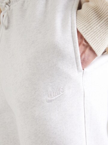 Effilé Pantalon 'CLUB' Nike Sportswear en beige