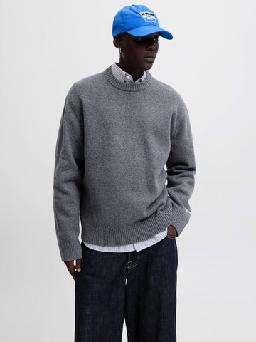 JACK & JONES Pulover 'JORNORREBRO' | siva barva: sprednja stran