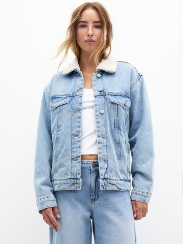 Pull&Bear Преходно яке в синьо: отпред
