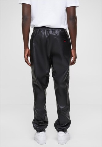 Effilé Pantalon 'FM224-038-1 College' FUBU en noir