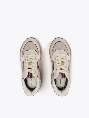 Sneaker low de la Lola Casademunt pe bej
