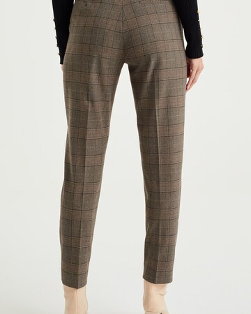 WE Fashion Tapered Trousers with creases in Brown