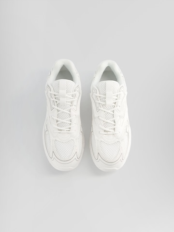 Sneaker bassa di Bershka in bianco