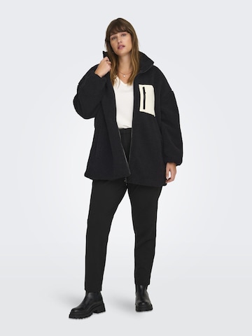 Veste mi-saison 'TRACY' ONLY Carmakoma en noir