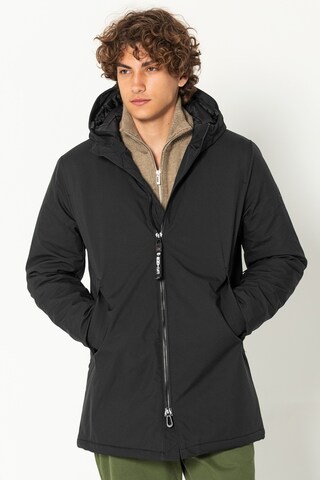 Ron Tomson Winterjacke, Model trägt Größe M in Schwarz: Vorderseite