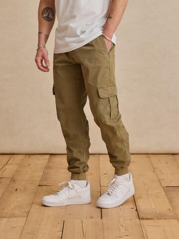 DAN FOX APPAREL Tapered Trousers 'Mats' in Green: front