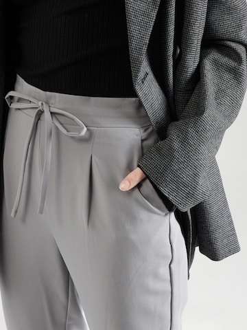 Effilé Pantalon à pince 'AVA' VERO MODA en gris