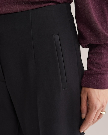 Flared Pantaloni con piega frontale di WE Fashion in nero
