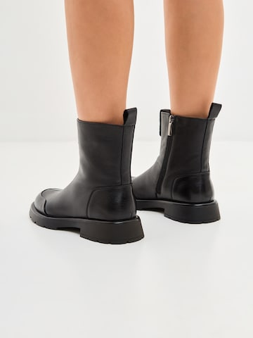 CESARE GASPARI Ankle Boots in Schwarz