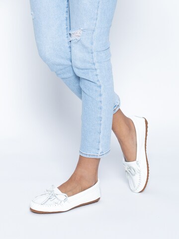 Mocassin 'Deerskin Kilty' Minnetonka en blanc