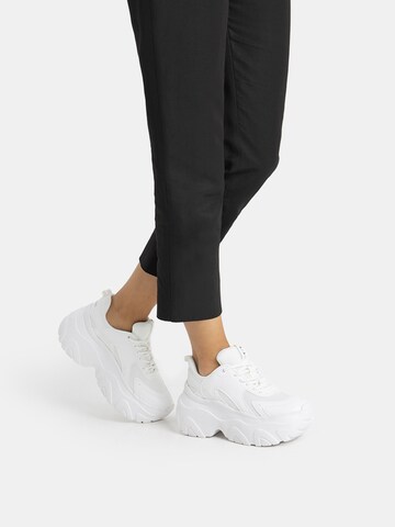 Bershka Sneakers in White: front