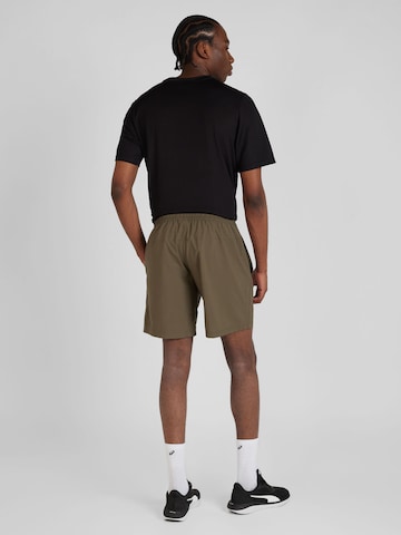 Reebok Regular Shorts in Grün