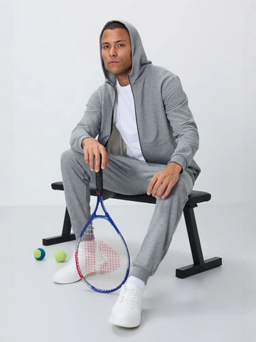 Tommy Life Joggingpak in Grijs: voorkant