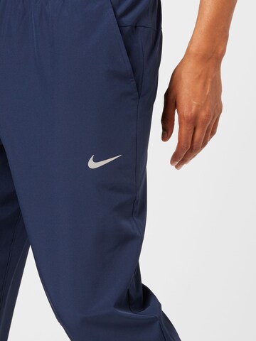 Effilé Pantalon de sport NIKE en bleu