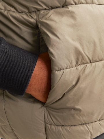 Jack & Jones Plus Weste 'JJESTATE' in Braun