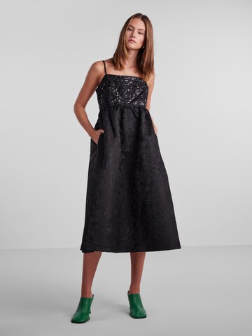 PIECES - Vestido 'MAGGY' en negro