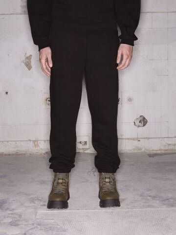 ABOUT YOU x Rewinside Tapered Hose 'Theo' in Schwarz: Vorderseite