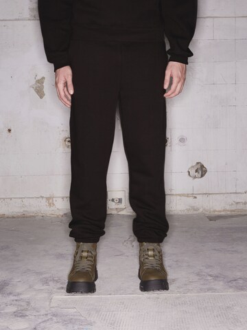 ABOUT YOU x Rewinside Tapered Pants 'Theo' in Black: front