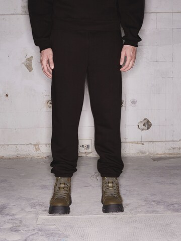 ABOUT YOU x Rewinside Tapered Broek 'Theo' in Zwart: voorkant