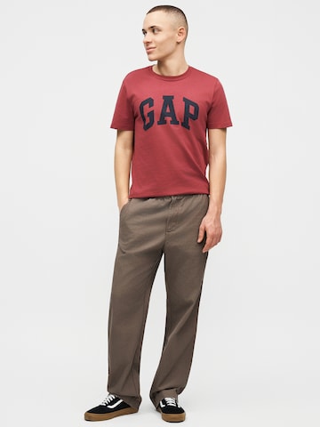 Tricou 'EVERYDAY' de la GAP pe roșu