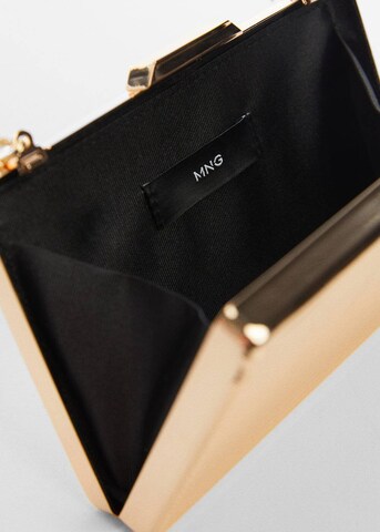 MANGO Clutch 'Pau' in Gold