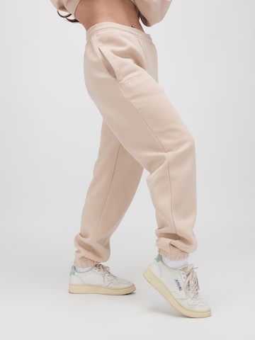 Pantaloni 'JENNIFER' di ABOUT YOU x VIAM Studio in beige: frontale