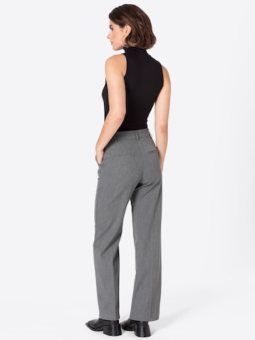 Regular Pantalon à plis mbym en gris