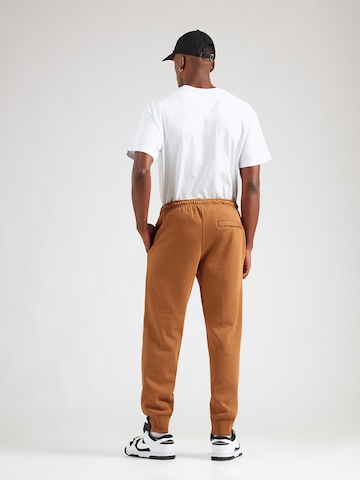 Nike Sportswear Tapered Nadrág 'CLUB' - barna