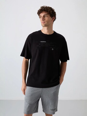 Tommy Life Shirt in Black: front