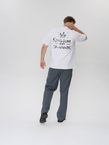 Dxnmxrk - Camiseta 'Gusbert' en blanco