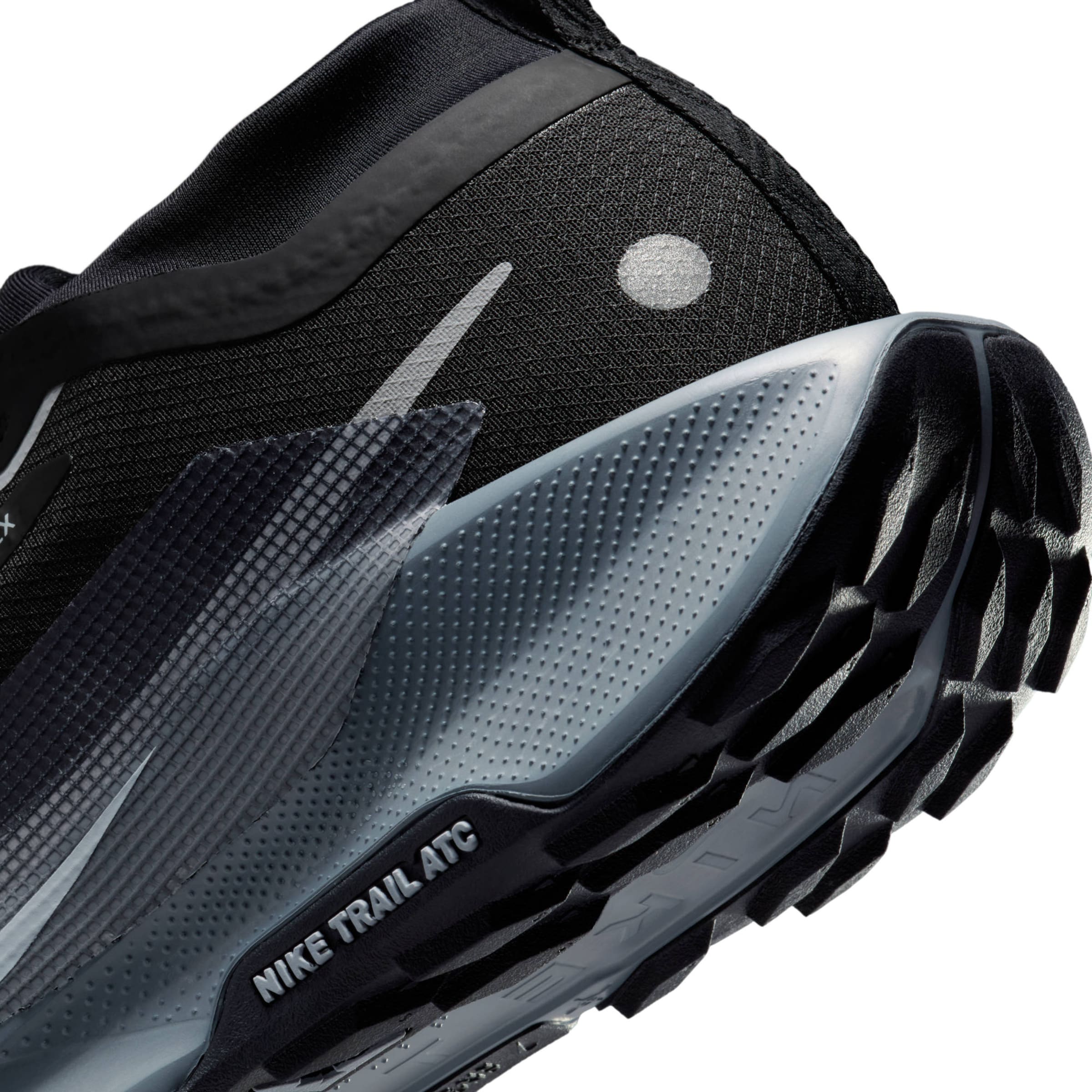 Chaussure de course 'Pegasus Trail 5' NIKE en noir