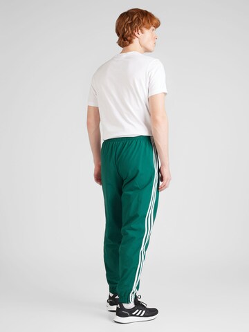 ADIDAS ORIGINALS Zwężany krój Spodnie w kolorze zielony