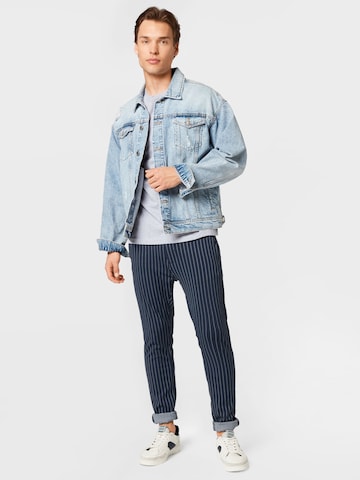 Tricou 'AVAN' de la MELA pe gri