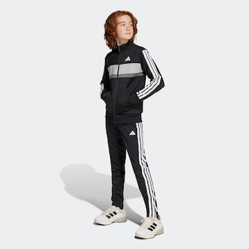 Completo per l'allenamento 'Seasonal Essentials Tiberio' di ADIDAS SPORTSWEAR in nero