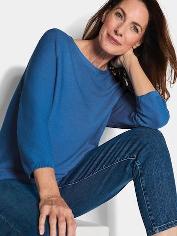 Goldner Pullover in Blau