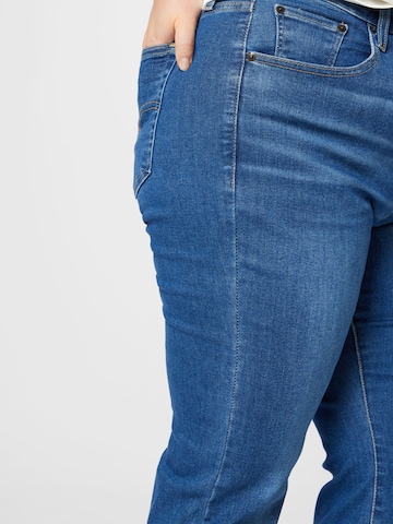 Levi's® Plus Flared Jeans '726 PL HR Flare' in Blau