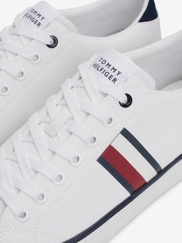 Baskets basses 'Essential' TOMMY HILFIGER en blanc